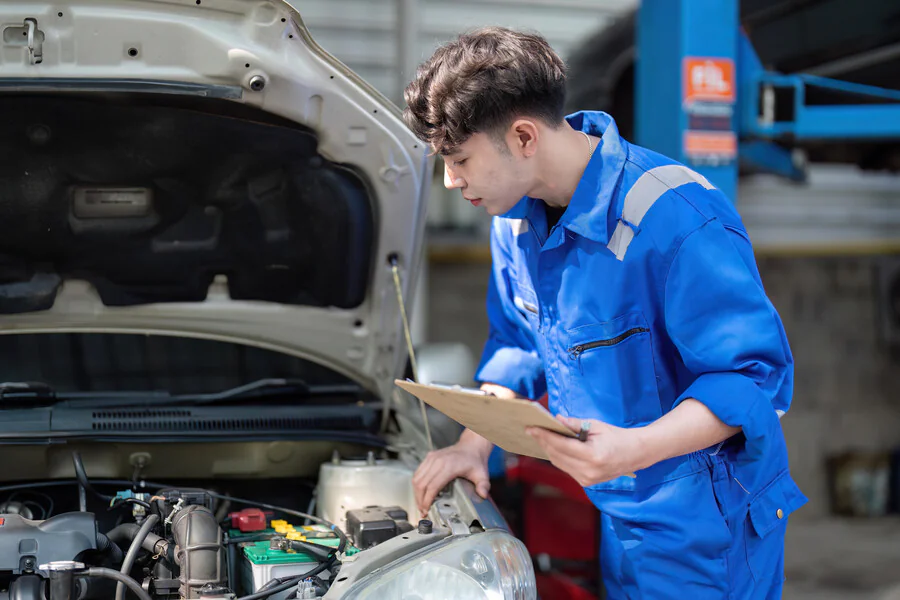 Comparaison entre l'ouverture d'une franchise de contrôle technique et la création de sa propre entreprise